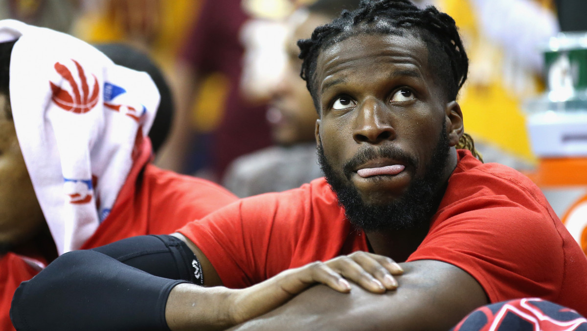 Zagraniczne media piszą, że DeMarre Carroll i Cory Joseph, zawodnicy Toronto Raptors, udali się do kasyna w noc przed meczem numer pięć przeciwko Cleveland Cavaliers. Ich ekipa przegrała wspomniane spotkanie 116:78, a na nich spłynęła fala krytyki. W obronie koszykarzy stanęli trener Dwane Casey oraz koledzy z drużyny.