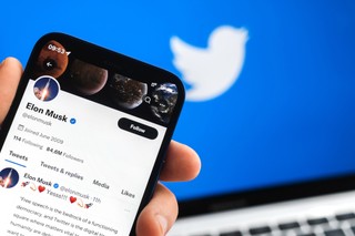 Musk pierze brudy Twittera, ale dokłada też własne