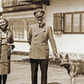 Eva Braun z terierem szkockim Katuschką i Adolf Hitler z owczarkiem Blondi. Zdjęcie z albumu Evy Braun, 1942 r.