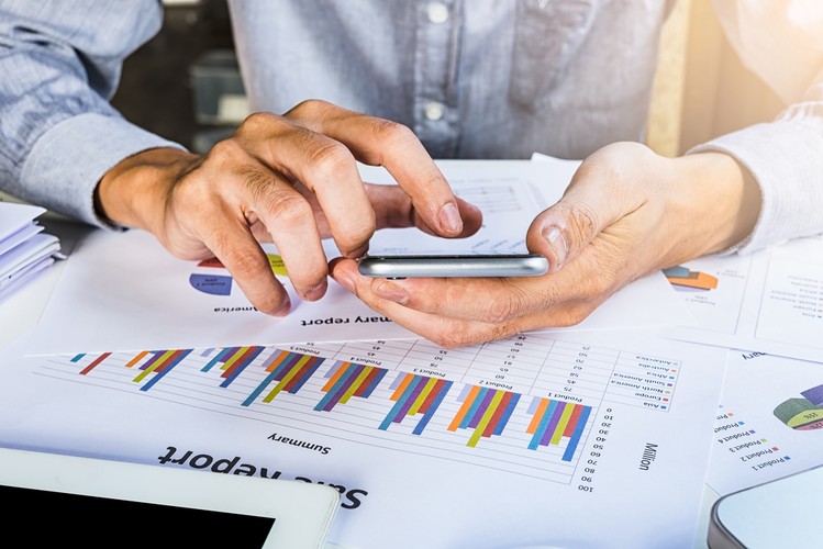 <b>Dużo wyższe składki dla przedsiębiorców w 2018 r.</b>
<br>
<br>
Od 1 stycznia 2018 roku płaca minimalna wzrosła o 100 zł i wynosi 2 100 zł brutto, w związku z czym wzrosły też składki na ubezpieczenia społeczne, jakie pracodawca musi pokryć za pracownika. W najniższym wymiarze wynoszą one teraz:
<br>
<br>
- składka emerytalna – 9,76 proc., 204,96 zł,
<br>
- składka rentowa – 6,5 proc., 136,50 zł,
<br>
- składka wypadkowa – 1,8 proc., 37,80 zł,
<br>
- składka na Fundusz Pracy – 2,45 proc., 51,45 zł,
<br>
- składka na Fundusz Gwarantowanych Świadczeń Pracowniczych – 0,10 proc., 2,10 zł.
<br>
<br>
W sumie składki finansowane przez pracodawcę przy zatrudnieniu pracownika na umowę o pracę (przy pensji minimalnej) wyniosą więc 20,74 proc. wynagrodzenia brutto, czyli w 2018 roku 432,81 zł.
<br>
<br>
Także osoby prowadzące działalność gospodarczą zapłacą wyższe składki ZUS niż w 2018 roku. Wysokość składek do ZUS w tym wypadku stanowi 60 proc. prognozowanego przeciętnego wynagrodzenia miesięcznego na dany rok -  w 2018 roku wyniesie ono 4 443 zł. Podstawa wymiaru składek ZUS wyniesie więc 2 665,80 zł, a minimalne składki dla przedsiębiorców wyniosą:
<br>
- składka emerytalna (19,52 proc.) - 520,36 zł,
<br>
- składka rentowa (8 proc.)- 213,26 zł,
<br>
- składka chorobowa (2,45 proc.) - 65,31 zł,
<br>
- składka wypadkowa (1,8 proc. dla płatnika składek zgłaszającego do ubezpieczenia wypadkowego nie więcej niż 9 ubezpieczonych) - 47,98 zł,
<br>
- składka na Fundusz Pracy - 65,31 zł.
<br>
<br>
Bez składki zdrowotnej przedsiębiorcy zapłacą więc do ZUS 912,22 zł. <a  href=