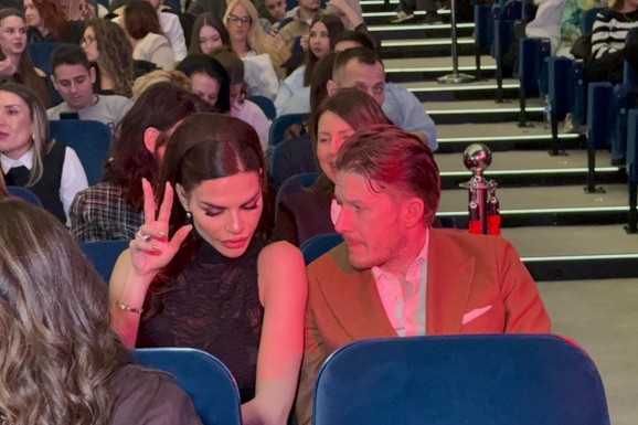 VIP FACE U PRVIM REDOVIMA NA KONCERTU SAŠE KOVAČEVIĆA Manekenka sa imućnim mužem, tu je i Miki Manojlović! Sergejeva žena prošetala izrez, a influenserka istakla dekolte (FOTO)