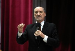 Macierewicz: Trzy osoby przeżyły w Smoleńsku. Są dowody