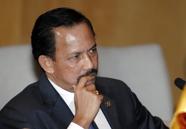 <b>Sułtan Brunei Hajji Hassanal Bolkhiah - zgromadził 40 mld dolarów</b><br>
Władzę w Brunei przejął po swoim ojcu w 1967 roku. Pełni też funkcję premiera, ministra obrony narodowej oraz ministra finansów Brunei.<br>
Ogromy majątek sułtana pochodzi głównie z eksportu ropy naftowej i gazu ziemnego. Głowa państwa Brunei jest również właścicielem luksusowych hoteli w Londynie oraz 3667 samochodów o łącznej wartości 789 mln dolarów.