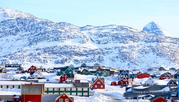 Grenlandczycy wolą darmową edukację i opiekę zdrowotną od gotówki, ust Kardashianek i sztucznych piersi"