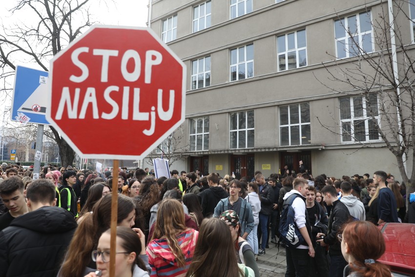 Protest ispred Pete beogradske gimazije