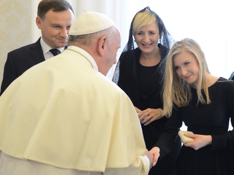 ... Obie panie pojawiły się na tym wyjątkowym spotkaniu ubrane od stóp do głów na czarno...