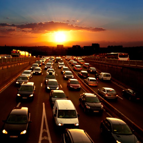 Zwykle lokalne firmy oferują o kilkaset złotych mniejsze wynagrodzenie niż przedsiębiorstwa działające w takiej samej branży, ale zlokalizowane w dużym mieście. W tej sytuacji należy wyliczyć, ile wyniesie nas koszt dojazdów do miasta. Może się okazać, że godziny pracy wymagają dojazdów samochodem i parkowania na płatnym parkingu. Wtedy lokalna firma, nawet z niższą płacą, może okazać się korzystniejszym pracodawcą.