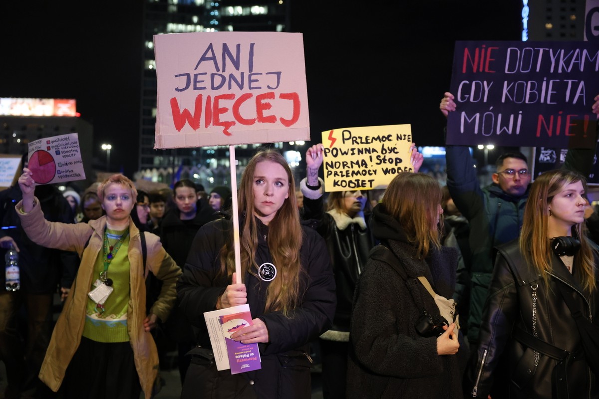 Protest i marsz milczenia z ulicy Żurawiej pod Pałac Kultury i Nauki pod hasłem ''Miała na imię Liza'' w związku ze śmiercią Białorusinki Lizy po napaści i gwałcie , do których doszło przy ulicy Żurawiej .