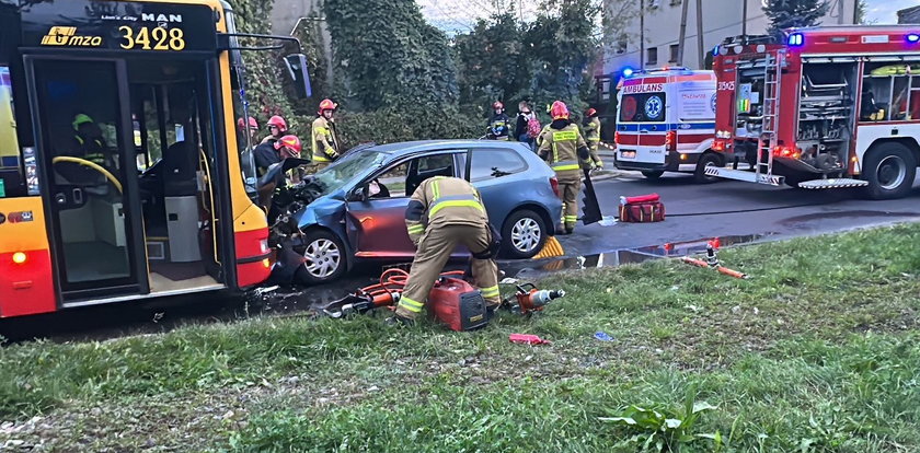 Koszmarny wypadek w Warszawie. Auto osobowe wbiło się w przód autobusu. Jest nagranie