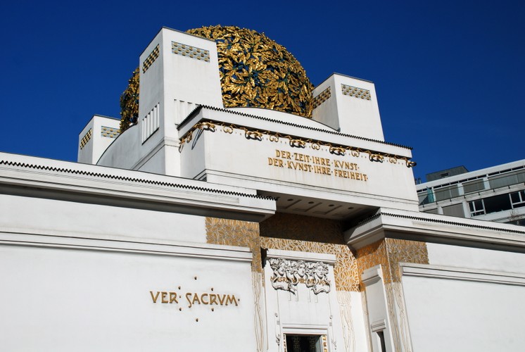 Stolica Austrii była ojczyzną wielu prądów kulturowych, które na trwałe zmieniły oblicze nie tylko miasta, ale także Europy. To tu tworzyli tzw. wiedeńscy klasycy - Józef Haydn, Wolfgang Amadeusz Mozart i Ludwig van Beethoven. Z miastem tym związani byli również Franciszek Liszt, Franciszek Schubert, Johannes Brahms, Johann Strauss ojciec i syn, a także Gustav Mahler. Wiedeń jest również ważnym miejscem jeśli chodzi o historię nowoczesnej psychologii. Z miastem tym związani są tacy giganci nauki o ludzkiej psychice i zachowaniach, jak choćby Zygmunt Freud, Viktor Frankl czy też Alfred Adler.  Na zdj. Pawilon secesji w Wiedniu