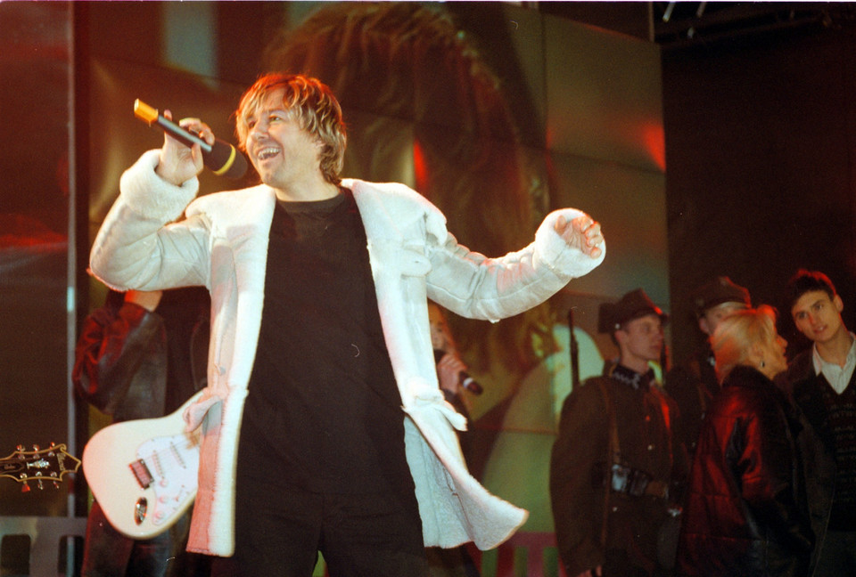 Andrzej Piaseczny podczas koncertu w 2001 r.