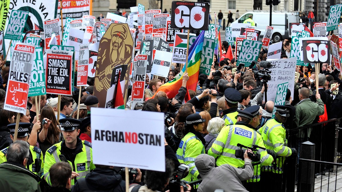 Mimo mroźnej pogody ponad tysiąc ludzi zebrało się w sobotę w południe na antywojennej demonstracji na londyńskim Trafalgar Square, by zaprotestować przeciwko wojnie w Afganistanie w związku z 10. rocznicą jej rozpoczęcia (7 października 2001). - Dziennikarze są współwinni wojnom, jeśli nie kwestionują kłamstw, przy pomocy których rządy uzasadniają je - stwierdził założyciel Wikileaks Julian Assange.