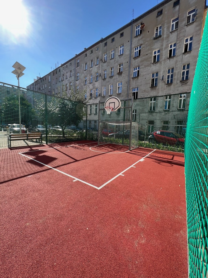 Boisko jest wykonane z bezpiecznej nawierzchni EPDM