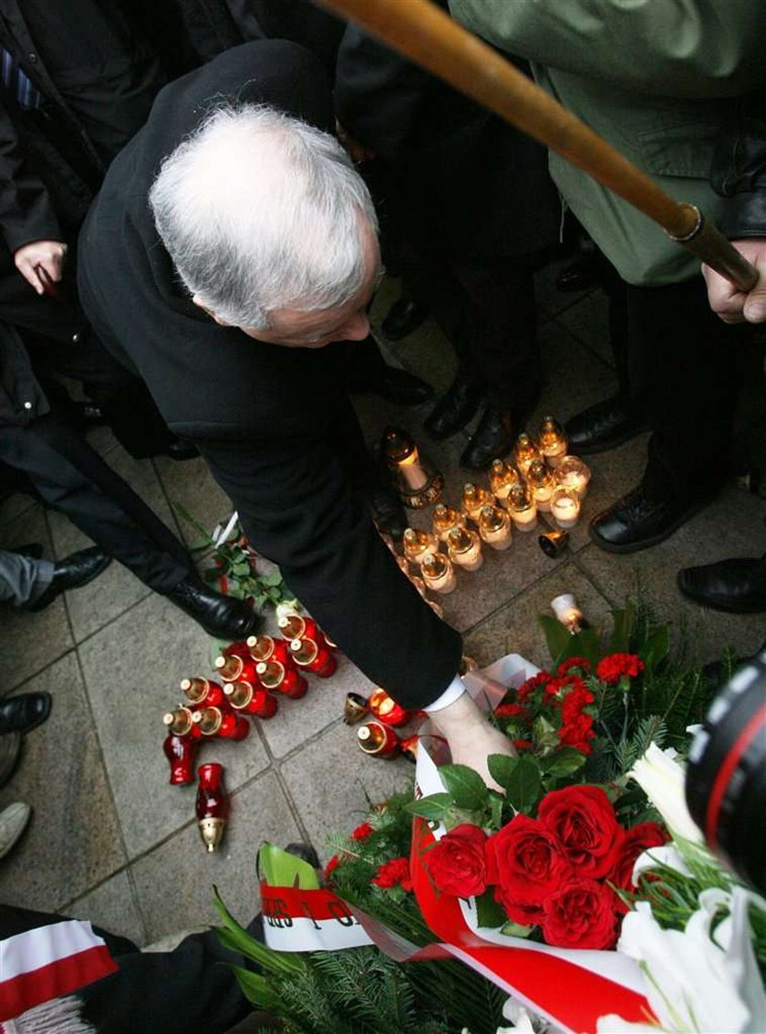 Kaczyński lansuje sie pod krzyżem