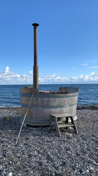 "Duńczycy uwielbiają korzystać z morza w różny sposób. Na zdjęciu balia z gorącą wodą na plaży w domu mojej koleżanki z pracy".
