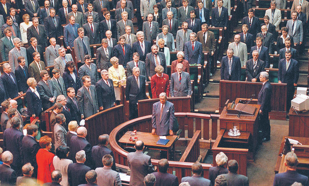2 kwietnia 1997 r. Zgromadzenie Narodowe uchwaliło konstytucję większością 451 głosów, przy 40 głosach przeciw i sześciu wstrzymujących się. O tym, że zacznie ona obowiązywać, rozstrzygnęli obywatele w powszechnym referendum 25 maja 1997 r. fot. Andrzej Rybczyński
