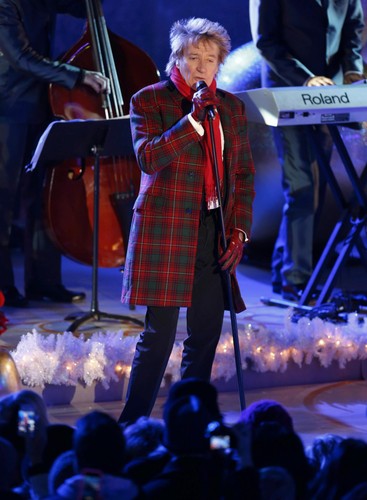 Rod Stewart podczas gwiazdkowego koncertu przed Rockefeller Center w Nowym Jorku – 28 listopada 2012 roku
