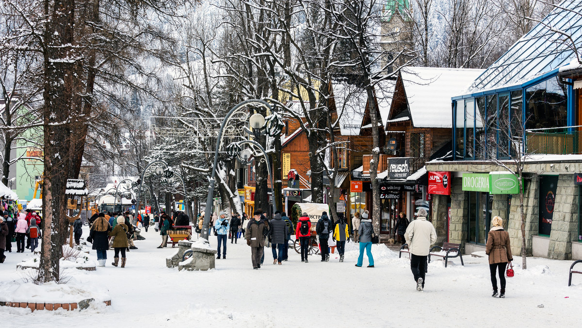 Turyści odwiedzający Zakopane w minione ferie chętnie wybierali ofertę hoteli o wysokim standardzie, ale na niską frekwencję gości narzekają gospodarze popularnych dotychczas kwater prywatnych. W niedzielę zakończyły się ferie zimowe w ostatnich województwach.