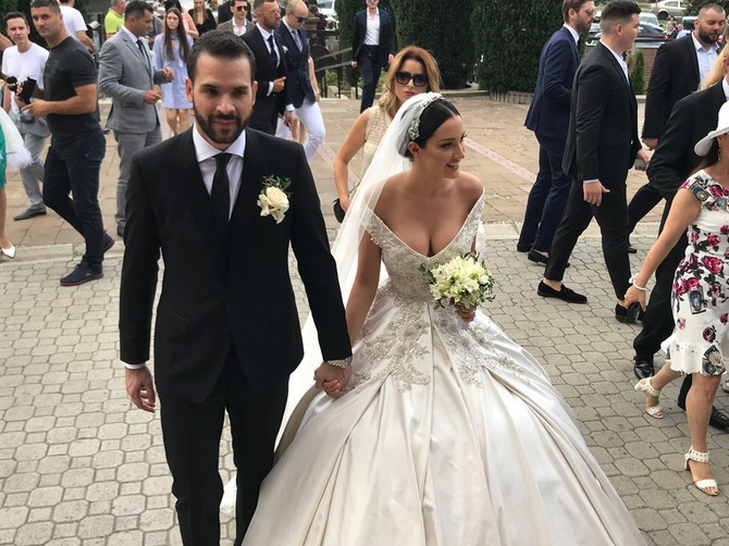 Aleksandra se odlučila za klasiku, ali i jedan provokativan detalj