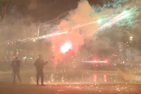 (VIDEO) POLICIJA VODENIM TOPOVIMA NA DEMONSTRANTE Eskalirali protesti u Albaniji: Bačeni molotovljevi kokteli na Raminu kancelariju