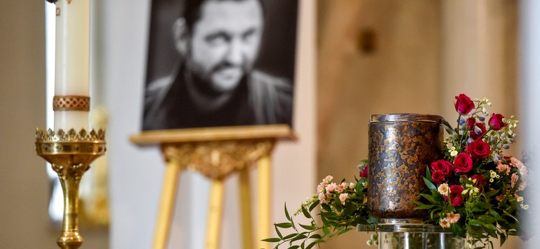 Pogrzeb Arkadiusza Tomiaka. Pożegnał go tłum zaprzyjaźnionych gwiazd [FOTO]