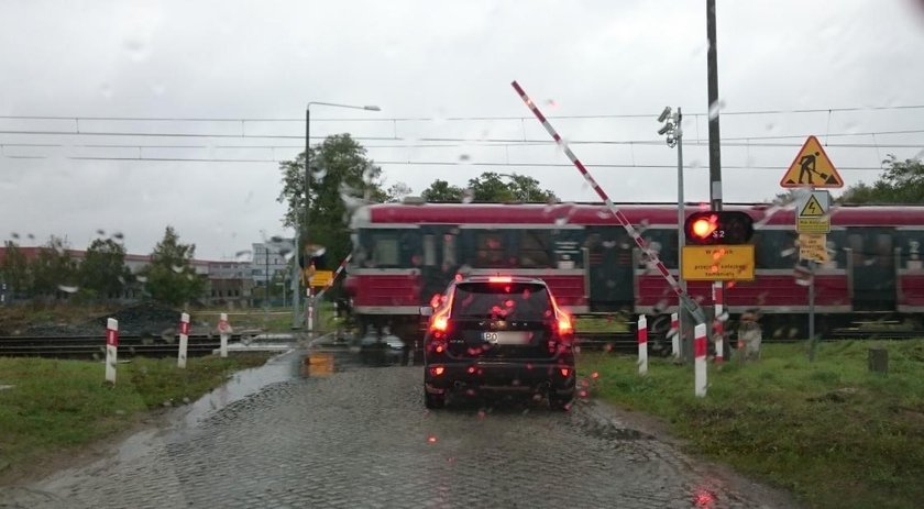 Groza na przejeździe kolejowym. Pociąg wjechał przy podniesionych rogatkach