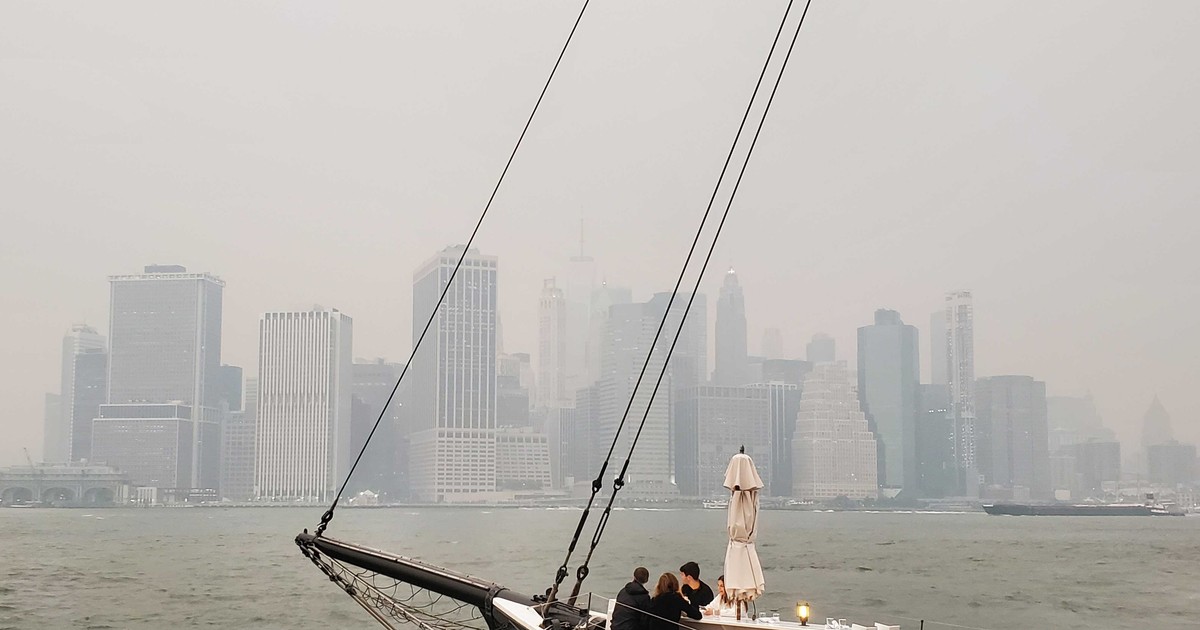 Here's why it smells like smoke and looks like the apocalypse in New