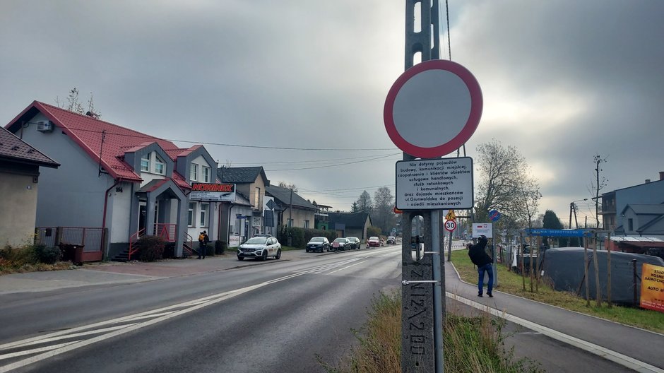 Znak przy zjeździe z ronda informujący o bezwzględnym zakazie ruchu z wyjątkiem uprawnionych pojazdów