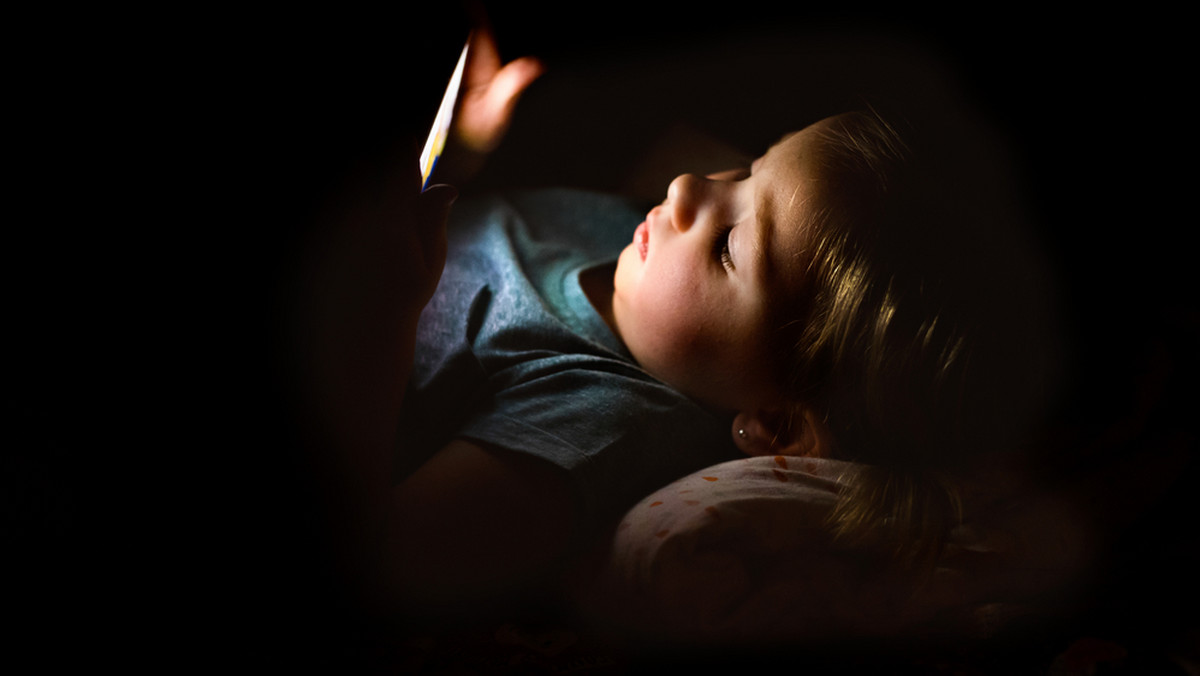 Uspokajanie dzieci telefonem lub tabletem prowadzi do nasilenia ataków złości