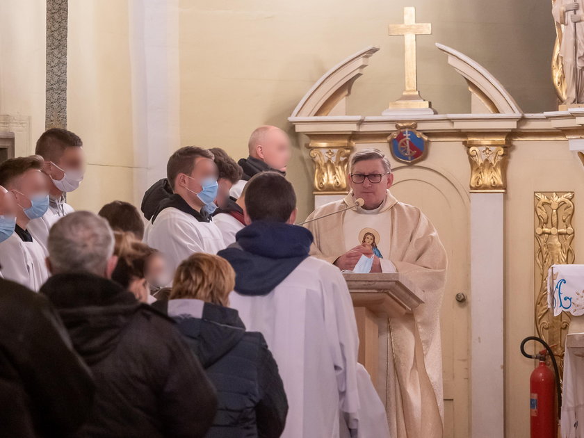 Ksiądz, który groził bronią protestującym, złożył rezygnację