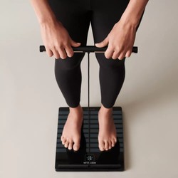 A Withings BodyScan mérlege egy egészségügyi állomás. Nem csak a súlyod mutatja, de EKG-t készít, megmondja a vaszkuláris életkorod, testösszetételt elemez és mindezt egy applikációban összegzi. Nyomon követheted, hogyan változik a zsír és az izmok aránya a különböző testrészeiden, és a szíved állapotát is jobban megismerheted. Ráadásul az adatok nagyon pontosak, a mérleg pedig nyolc ember adatait tudja tárolni. Ami pedig motiváló lehet, hogy lehetőséged van arra is, hogy a pontos adatokat elrejtsd, és csak tanácsokkal, dicséretekkel és a sikereiddel kommunikáljon veled az eszköz.  withings.com