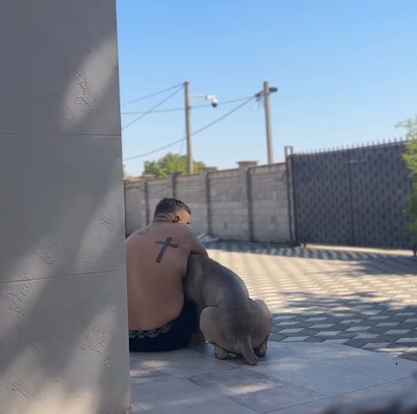 Darko Lazić se u dvorištu igrao sa psom