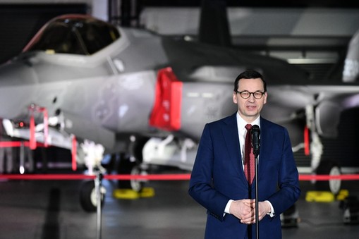 Premier Mateusz Morawiecki w trakcie uroczystości podpisania umowy na zakup myśliwców  F-35 