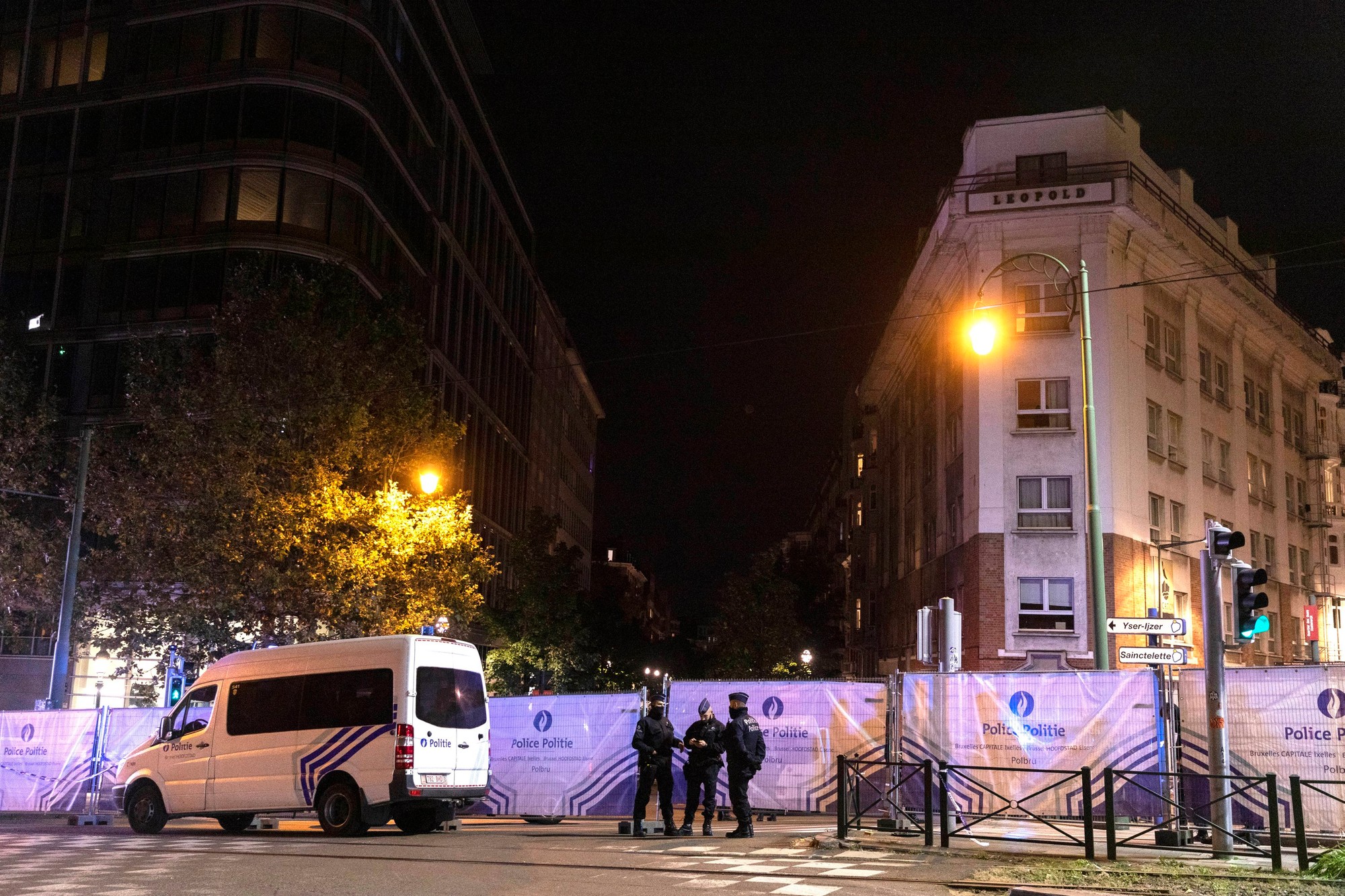 V Bruseli vyčíňal atentátnik a zabil dvoch švédskych fanúšikov. Zápas Belgicko - Švédsko prerušili.