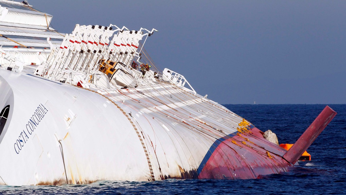 Dwoje rozbitków z włoskiego statku Costa Concordia nagrało piosenkę. Zyski z jej sprzedaży zostaną przekazane osobom, które pomagały ludziom ewakuowanym z wycieczkowca po katastrofie 13 stycznia u wybrzeży Toskanii.