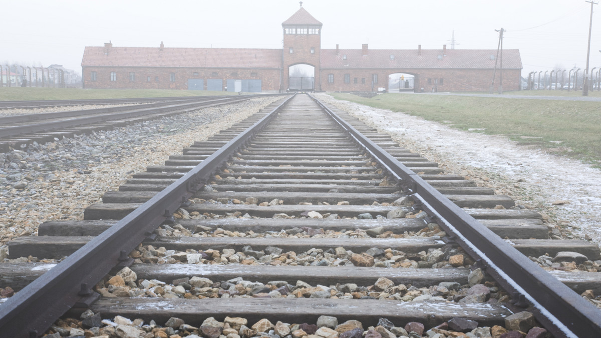 "New York Times" opisuje w dzisiejszym wydaniu losy zmarłego niedawno w USA Hermana Shine'a, który w dramatycznych okolicznościach zdołał uciec z obozu koncentracyjnego Auschwitz. Gazeta podkreśla, że pomógł mu w tym narażając swoje życie Polak, Józef Wrona.