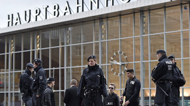 Folyamatos a fokozott rendőri jelenlét Kölnben /Fotó: AFP
