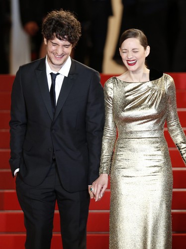 Louis Garrel i Marion Cotillard za rękę na słynnych czerwonych schodach