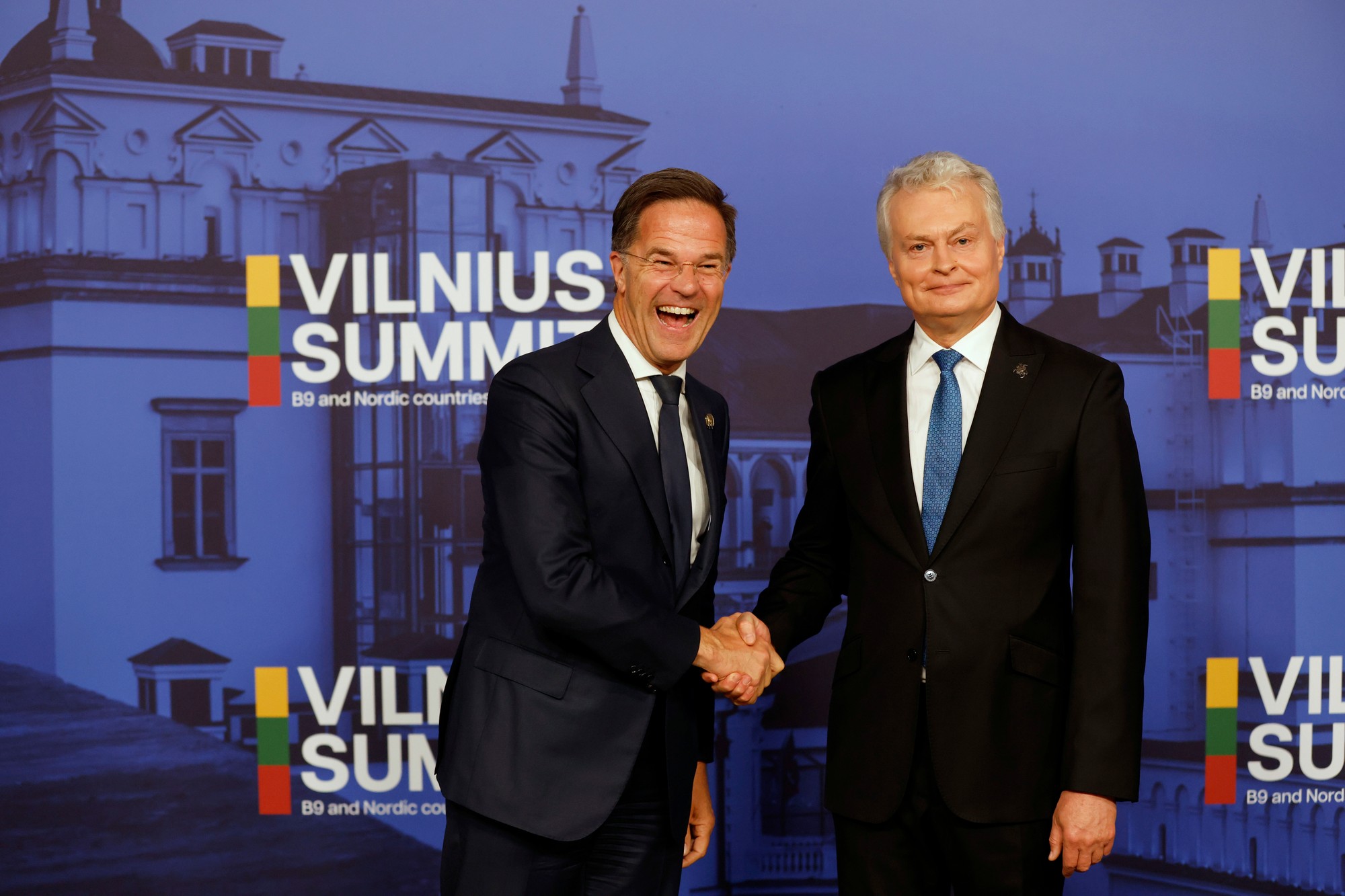 Litovský prezident Gitanas Nauseda víta generálneho tajomníka NATO Marka Rutteho.