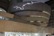 Praca Agnieszki Kurant: „The End of Signature (2015) na fasadzie Solomon R. Guggenheim Museum w Nowym Jorku. Fot. Kristopher McKay/Dzięki uprzejmości kolekcji Solomon R. Guggenheim Museum/Solomon R. Guggenheim  Foundation New York