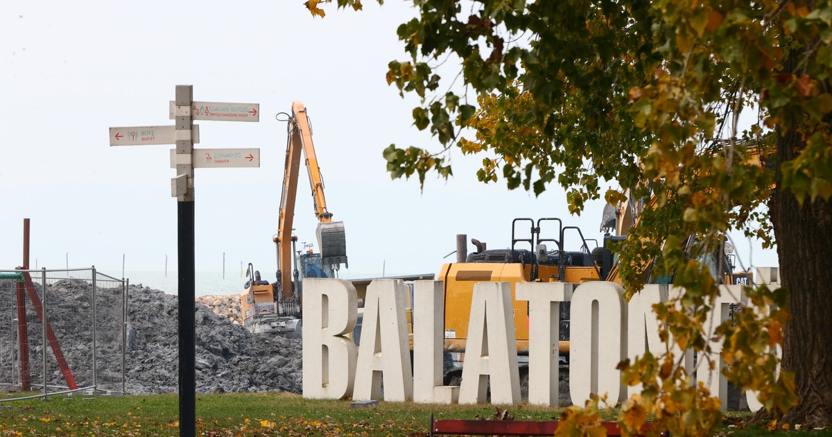 Hiába háborognak a helyiek, gőzerővel zajlik az építkezés: engedély nélkül épül kikötő a balatonföldváriak kedvenc strandjából