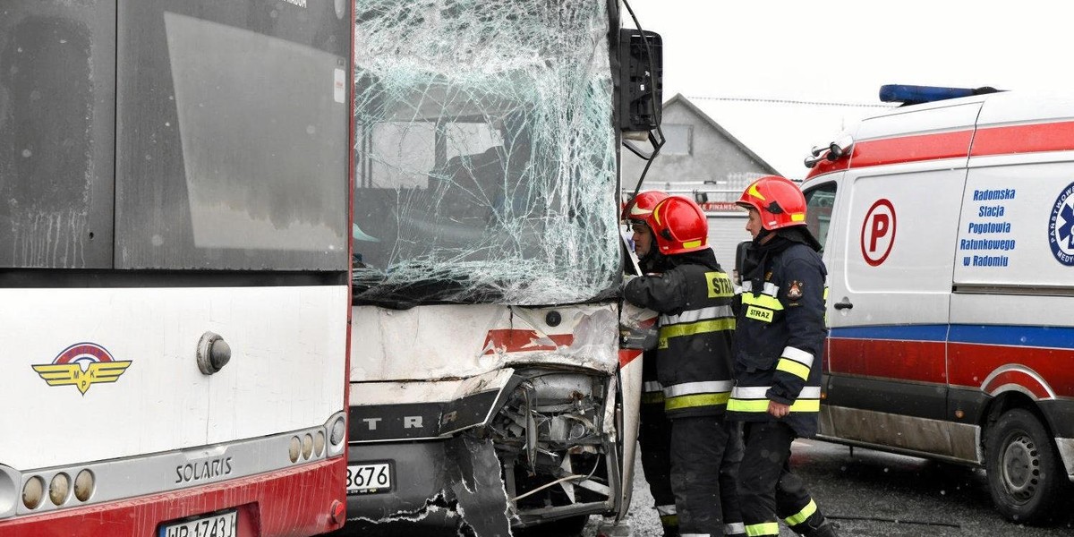 Groźne zderzenie autobusów w Radomiu. Jest wielu rannych