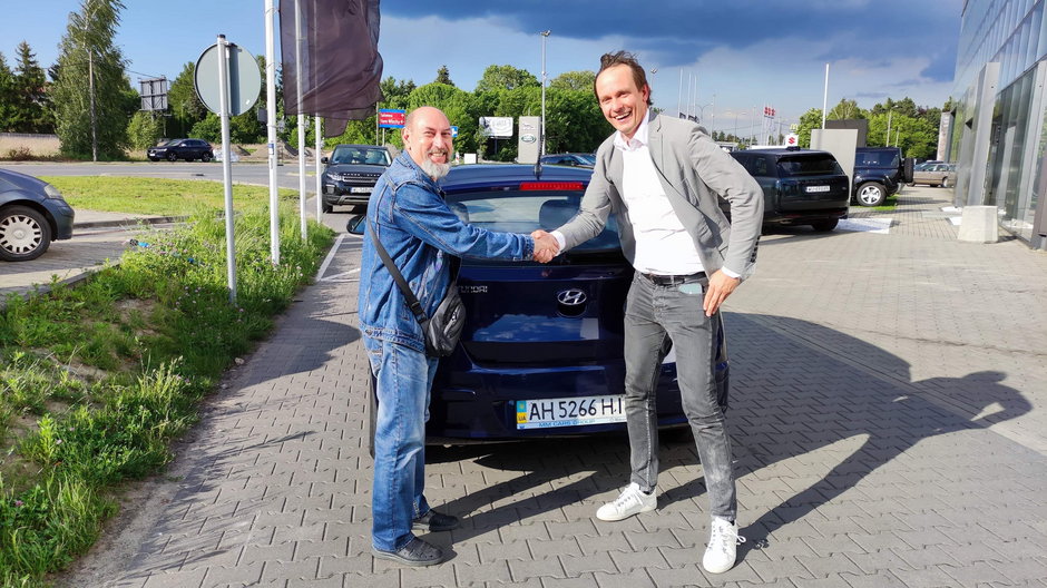 Michał Kwiatkowski przekazuje naprawiony samochód z serwisu 