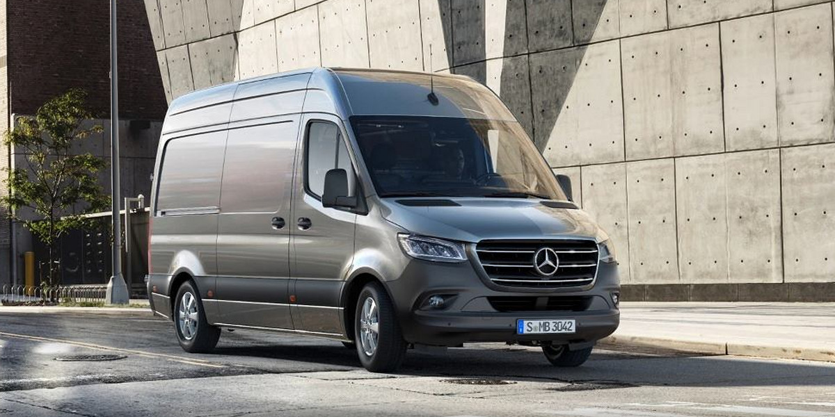 Mercedes-Benz wyprzedaje auta dla przedsiębiorców, między innymi dla przewoźników, dostawców i handlowców. Można zaoszczędzić do 30 tysięcy złotych i skorzystać z ciekawej oferty leasingowej.