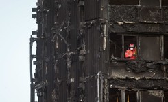 Rośnie liczba ofiar pożaru wieżowca w Londynie. Tyle zostało ze spalonego budynku. ZDJĘCIA Z WNĘTRZA