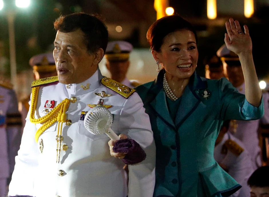 Kraljica Sutida hladi kralja Mahu malim ventilatorom