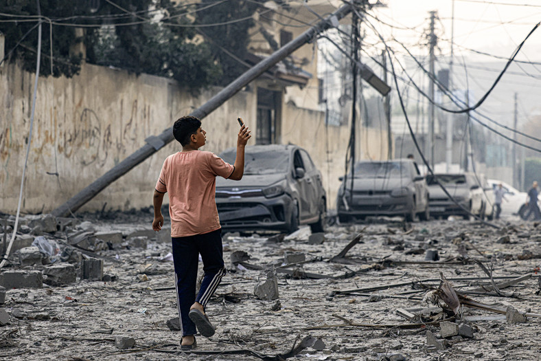Palestyński chłopiec w zbombardowanej Strefie Gazy