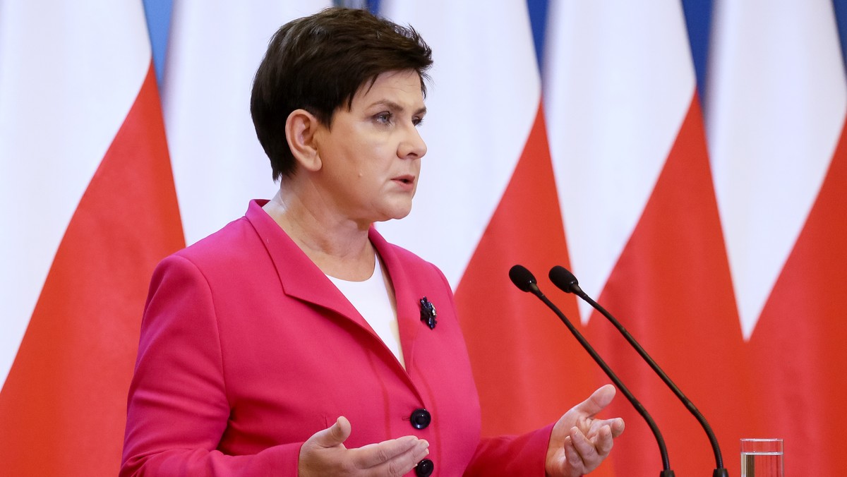 Premier Beata Szydło ogłosiła po dzisiejszym posiedzeniu rządu dymisję ministra finansów Pawła Szałamachy. Jego funkcję przejmie wicepremier Mateusz Morawiecki, który pozostanie jednocześnie ministrem rozwoju. Przedstawiciele opozycji zgodnie twierdzą, że ogłoszone dziś przez szefową Rady Ministrów zmiany to tylko pozorna rekonstrukcja. - To nie jest żadna zmiana - ocenił Ryszard Petru z Nowoczesnej.