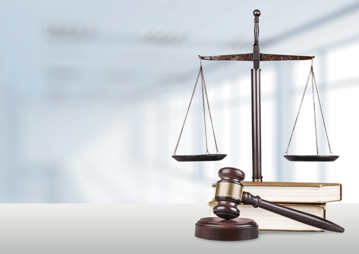 <strong>Uchwała z 19 maja 2016 r., III CZP 63/15</strong><br><br>

To najważniejsza uchwała dla poszkodowanych w wypadkach komunikacyjnych od wielu lat.

Tomasz Młynarski, radca prawny w Biurze Rzecznika Finansowego, wyjaśnia, że SN potwierdził stanowisko prezentowane przez rzecznika. Zgodnie z nim świadczenie ubezpieczyciela w ramach obowiązkowego ubezpieczenia OC posiadaczy pojazdów mechanicznych obejmuje także uzasadnione i celowe koszty leczenia oraz rehabilitacji poszkodowanego niefinansowane ze środków publicznych .

Mówiąc prościej: poszkodowany może na koszt ubezpieczyciela wykonać badania w prywatnej klinice. Nic też nie stoi na przeszkodzie, by udał się prywatnie na rehabilitację, jeśli tylko w tym samym czasie i na takim samym poziomie nie jest zapewniona opieka w ramach NFZ.

– Wydana uchwała kształtuje korzystnie prawa osób poszkodowanych obecnie, na przyszłość, jak też otwiera drogę do skierowania stosownego roszczenia osobom, którym uprzednio zakłady ubezpieczeń odmówiły pokrycia kosztów prywatnego leczenia. Wyrażam nadzieję, że przedmiotowe orzeczenie zmieni podejście zakładów ubezpieczeń do osób, które doznały szkód osobowych i wymagają leczenia bądź rehabilitacji po doznanych uszczerbkach w niepublicznych placówkach służby zdrowia – wskazuje rzecznik finansowy Aleksandra Wiktorow.