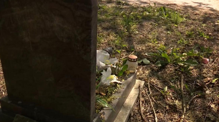 A gyászoló férfi szüleinek a sírhelye nyomtalanul eltűnt a Megyeri úti temetőből / Fotó: RTL Klub